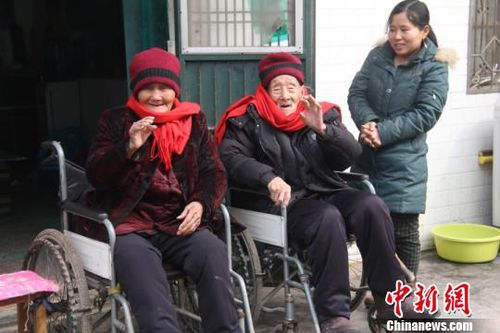 老人挥手再见。　朱清　摄