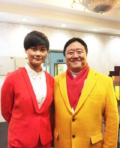 春晚“笑脸哥”晒出与李宇春合影 春晚“笑脸哥”晒出与李宇春合影