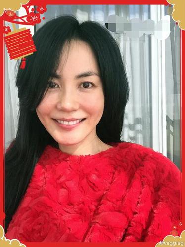 图为王菲晒出的过年照。
