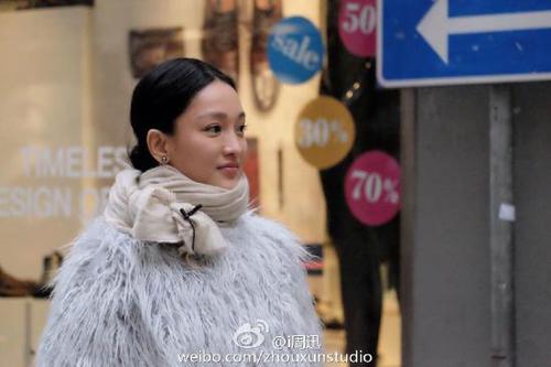 图为周迅晒出的过年照。