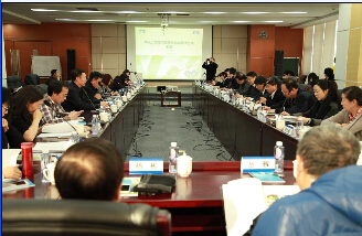 代表听取中兴通讯无线充电技术专家汇报 代表听取中兴通讯无线充电技术专家汇报