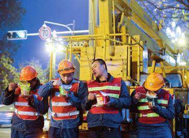 成都“掌灯人”守护11万盏路灯2 成都“掌灯人”守护11万盏路灯2