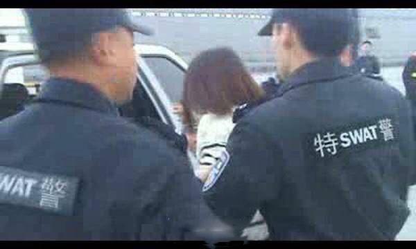 特警带走王姓女乘客 特警带走王姓女乘客