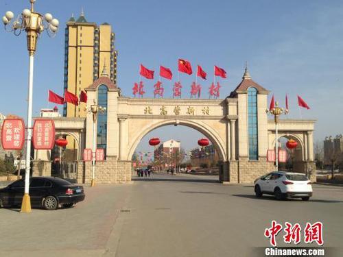 事发地北高营新村小区正门。王天译摄