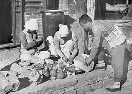 民兵战士正在制作地雷 民兵战士正在制作地雷