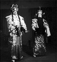 周信芳(右)饰演《文天祥》 周信芳(右)饰演《文天祥》