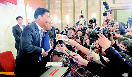 3月2日，全国政协十二届三次会议在人民大会堂一楼新闻发布厅召开新闻发布会。图为发言人吕新华笑答记者问。    本报记者  贾宁  摄