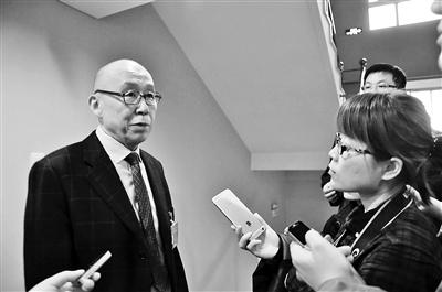 令狐安接受记者采访 令狐安接受记者采访