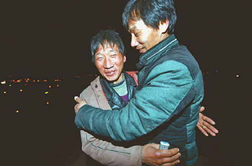 石志勇与来接他的叔叔相拥 石志勇与来接他的叔叔相拥