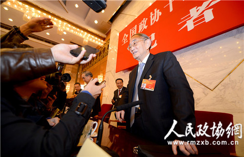 9A图为记者会结束后媒体依然问题不断的围着厉以宁提问。本报记者  田福良摄