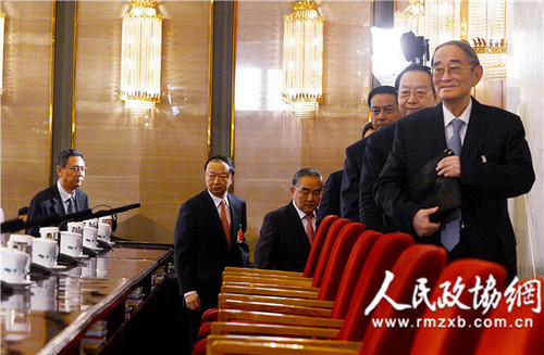 15A图为参加媒体会的发言人步入会场。本报记者  田福良摄