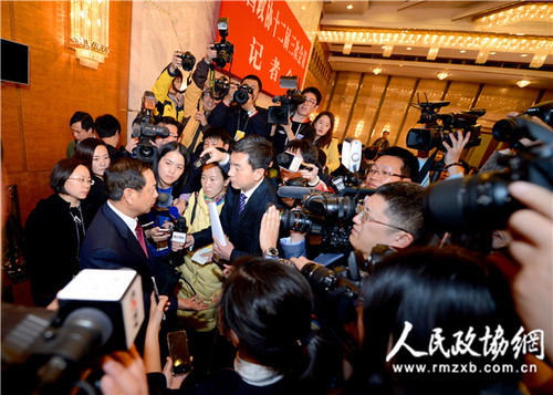 7A记者会结束后媒体依然问题不断的围着陈锡文提问 7A记者会结束后媒体依然问题不断的围着陈锡文提问