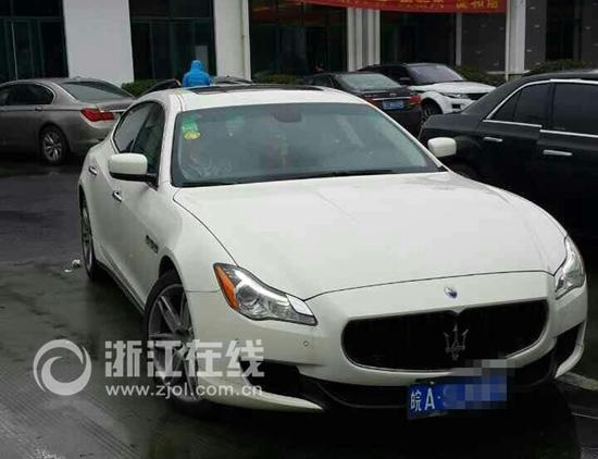 玛莎拉蒂车主被锁车外 车内贵宾犬帮忙开门2 玛莎拉蒂车主被锁车外 车内贵宾犬帮忙开门2