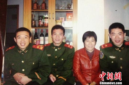 浙江“雷锋”阿姨连续22年为武警战士缝补衣服1 浙江“雷锋”阿姨连续22年为武警战士缝补衣服1