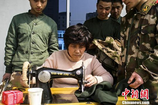 浙江“雷锋”阿姨连续22年为武警战士缝补衣服2 浙江“雷锋”阿姨连续22年为武警战士缝补衣服2
