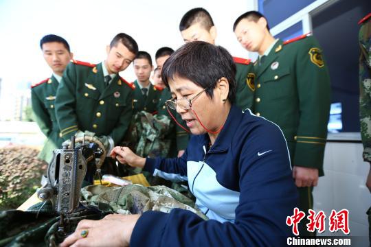 浙江“雷锋”阿姨连续22年为武警战士缝补衣服3 浙江“雷锋”阿姨连续22年为武警战士缝补衣服3