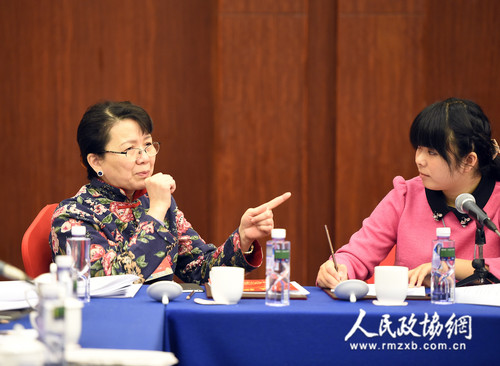 高晓笛委员用手语参与讨论