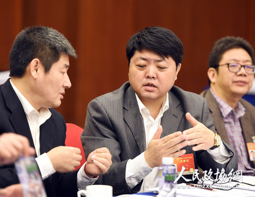 于兵委员用手语参与讨论