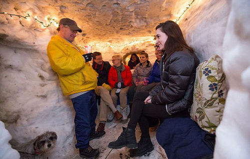 麦克卡夫一家和邻居们在雪屋中举行了一个小型派对。（网页截图）