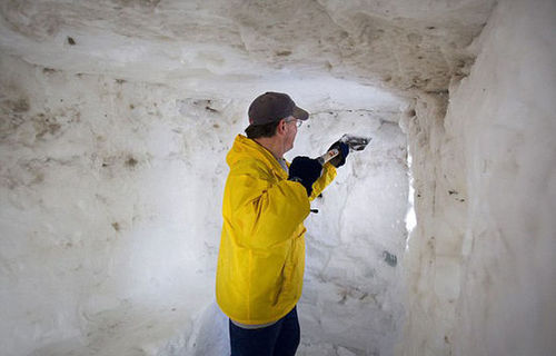 麦克卡夫先生对雪屋进行了一些修补。（网页截图）