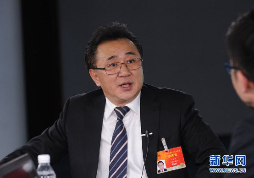 2015年3月10日，全国人大代表、安徽省蚌埠市委副书记、市长白金明做客新华访谈，与网友分享他对依法治国、依法行政的体会和期待，以及介绍建设法治蚌埠的规划部署。图为白金明在访谈现场。 新华网 陈竞超 摄