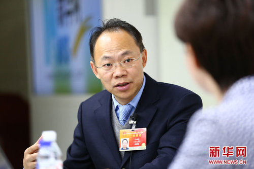 2015年3月11日，第十二届全国人大代表，中国工程院院士，生物芯片北京国家工程研究中心主任，博奥生物集团有限公司总裁程京做客新华会客厅。图为程京解答主持人问题。新华网 贾振 摄