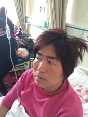 孙以民说，其妻子拦在他前面，和对方有撕扯，妻子被打伤。 孙以民 供图