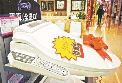 里河闽龙家居广场中出售的一些进口马桶盖 摄影 郁骁 里河闽龙家居广场中出售的一些进口马桶盖 摄影 郁骁