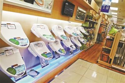 十里堡华堂出售的马桶盖 摄影 袁艺 十里堡华堂出售的马桶盖 摄影 袁艺