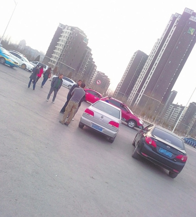 宁夏人民医院门口黑车扎堆 宁夏人民医院门口黑车扎堆