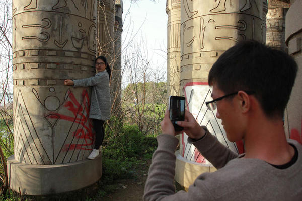 不少人市民开着私家车来的，有人还带来了沙滩车。