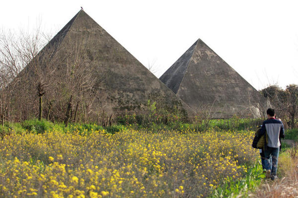 2015年3月22日，湖北武汉，市民在烂尾16年的万国公园里踏青、拍照。