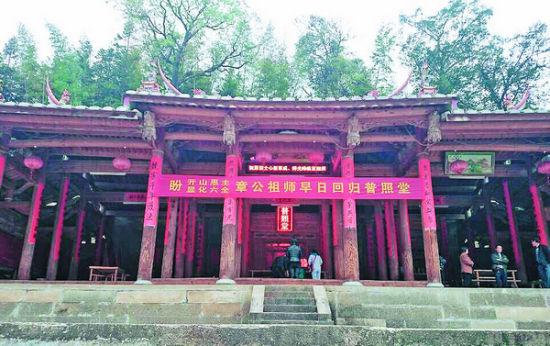 村民在普照堂祈愿祖师像早日回归 村民在普照堂祈愿祖师像早日回归