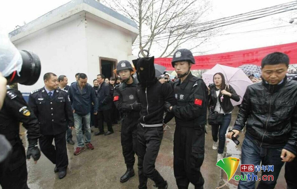 西安高陵灭门碎尸案90后嫌疑人落网-被摘头套示众我要评论6 西安高陵灭门碎尸案90后嫌疑人落网-被摘头套示众我要评论6