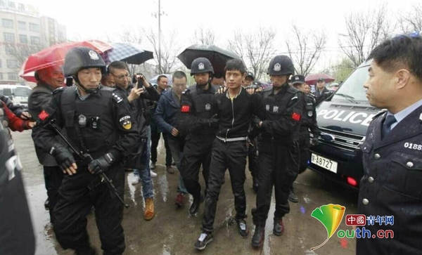 西安高陵灭门碎尸案90后嫌疑人落网-被摘头套示众我要评论5 西安高陵灭门碎尸案90后嫌疑人落网-被摘头套示众我要评论5