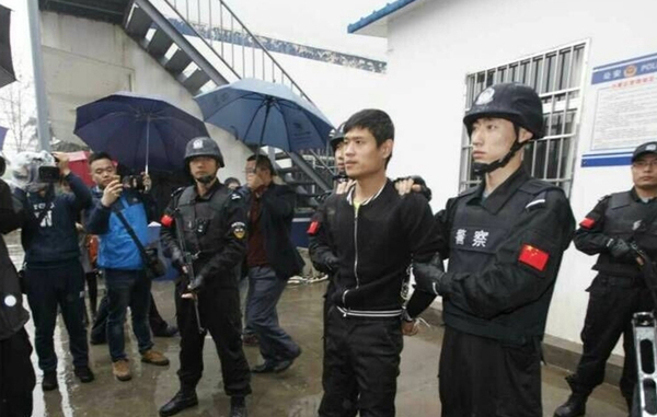 西安高陵灭门碎尸案90后嫌疑人落网-被摘头套示众我要评论4 西安高陵灭门碎尸案90后嫌疑人落网-被摘头套示众我要评论4