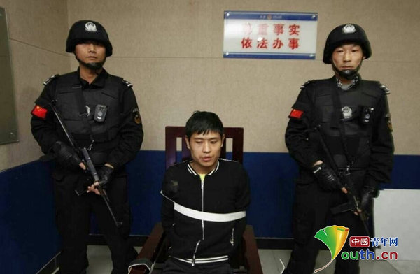 西安高陵灭门碎尸案90后嫌疑人落网-被摘头套示众我要评论3 西安高陵灭门碎尸案90后嫌疑人落网-被摘头套示众我要评论3