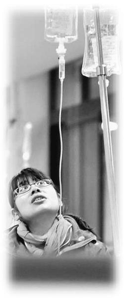 宁波市镇海区中医院里，一流感患者在输液。