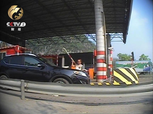 车辆为逃过7元路费 每天绕道从夹缝通过 收费站工作人员未制止 车辆为逃过7元路费 每天绕道从夹缝通过 收费站工作人员未制止