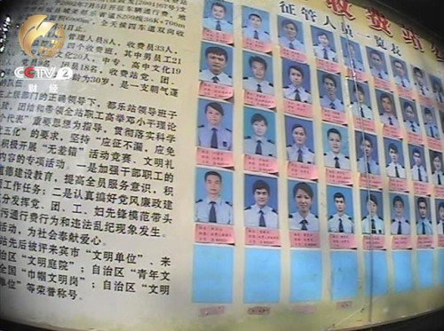 平常只开两个车道的收费站光工作人员就有四十多个 人员工资占了征费的一半 平常只开两个车道的收费站光工作人员就有四十多个 人员工资占了征费的一半