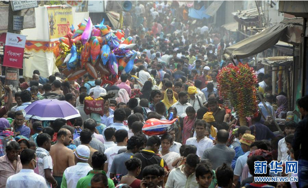 A3月27日，孟加拉国警方27日说，首都达卡附近当天发生一起踩踏事故，至少10人丧生，另有数十人受伤，死者包括7名妇女、3名儿童。新华社发（沙里夫·伊斯兰摄1）