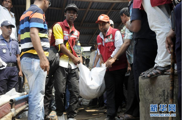 D3月27日，在孟加拉国首都达卡附近的纳拉扬甘杰地区，工作人员运送死者的遗体。孟加拉国警方27日说，首都达卡附近当天发生一起踩踏事故，至少10人丧生，另有数十人受伤，死者包括7名妇女、3名儿童。新华社发（沙里夫·伊斯兰摄）