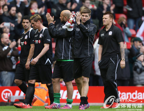 杰拉德赛后与队友向球迷致意