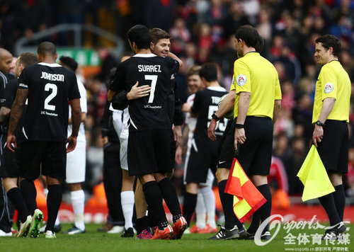 杰拉德与苏亚雷斯拥抱