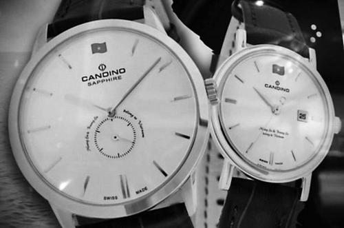 　手表上方为越南国旗，刻度盘上写着“黄沙和长沙群岛属于越南”。