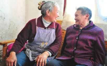 骆廷芝(左)和陈明芬(右)拉家常 骆廷芝(左)和陈明芬(右)拉家常