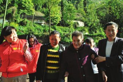 侄儿媳妇和二女婿搀扶陈明芬回家 侄儿媳妇和二女婿搀扶陈明芬回家