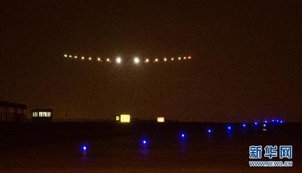 3月31日凌晨，世界最大太阳能飞机“阳光动力”2号在重庆机场降落。