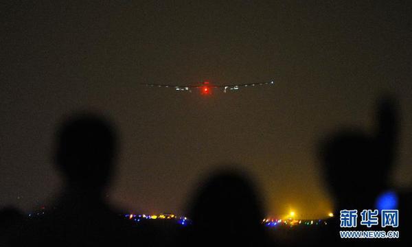 3月31日凌晨，在重庆江北国际机场外的一个观看点，重庆的市民群众在观看世界最大太阳能飞机“阳光动力”2号降落过程。