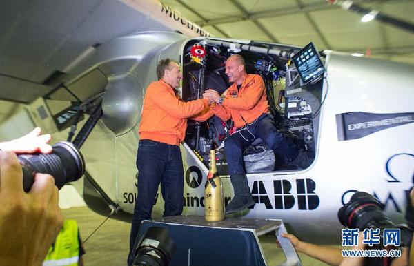 3月31日凌晨，“阳光动力”2号飞行员安德烈·博尔施伯格（左）与本段航程的飞行员贝特朗·皮卡尔（右）握手，向他平安顺利完成本段飞行计划表示祝贺。